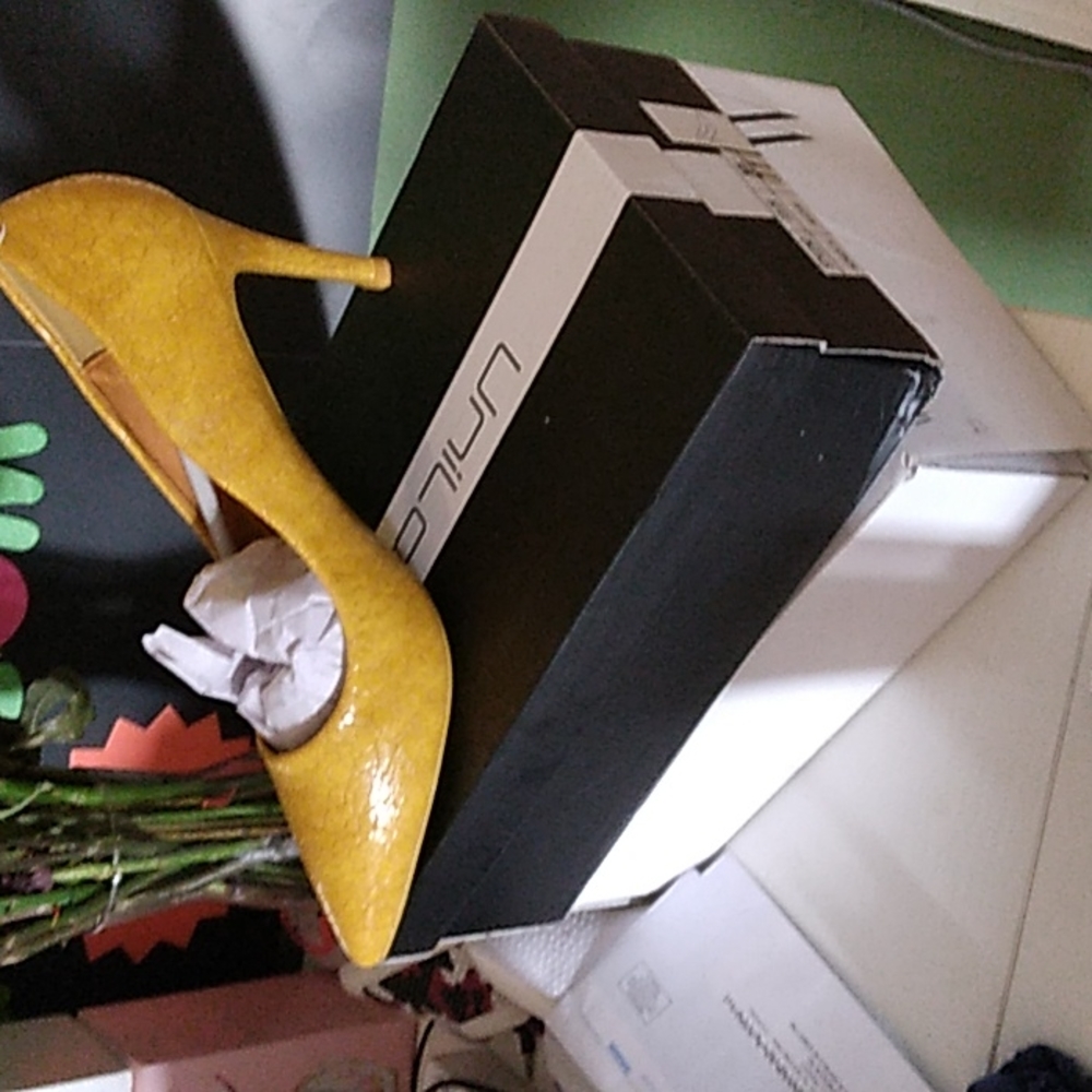 Women's yellow heels 11